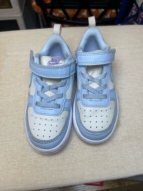 Nike Kids Light Blue and White Velcro court  Low-Top Sneakers with Purple Logo